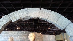 Roman city gate of the CCAA, imaginatively inscribed with ... CCAA. Römisch-Germanisches Museum, Cologne. – Photo: PK, 2014.