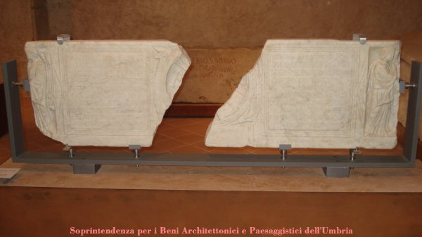 Funerary poem from Carsulae. – Image source: http://www.museoducato.beniculturali.it/en/images/opere/01-01.jpg.