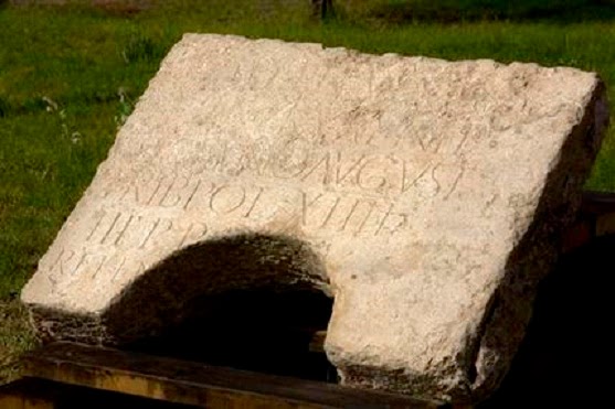 Inscription from Jerusalem. – Image source: https://thepetrifiedmuse.blog/wp-content/uploads/2015/05/30aa6-israel_02.jpg.