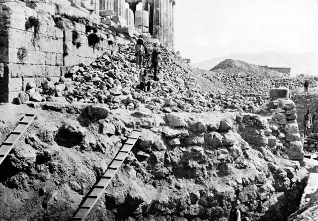 Persian debris ('Perserschutt') on the acropolis. – Image source: http://viamus.uni-goettingen.de/vd/3501/mjt.jpg.