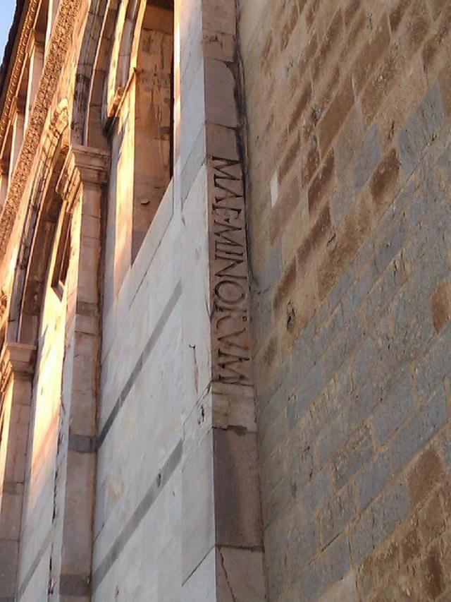 Spolia inserted into the wall of the cathedral of Pisa. – Photo PK.