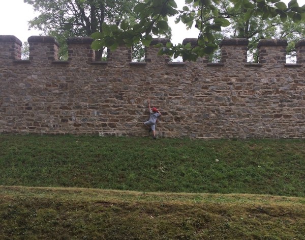 German trying to enter the Roman Saalburg. – Photo (c) PK, August 2015.