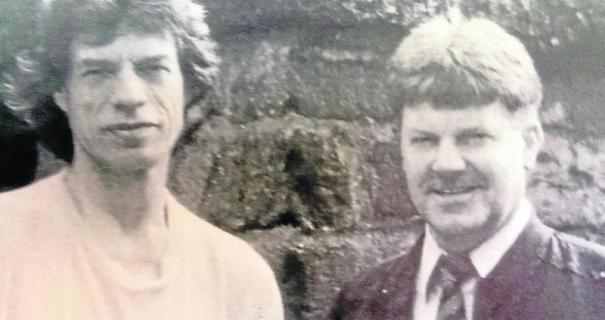 Mick Jagger and Egon Schallmayer in the Saalburg. – Image source: http://static2.fnp.de/storage/scl/importe/fnpartikel/rhein-main/hochtaunus/351051_m3w605h320q75v64393_tzh_Jagger_290713.jpg?version=1375059102.