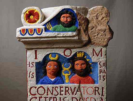 Polychromic reconstruction of the altar. – Image source: http://www.ubi-erat-lupa.org/img/monuments/6914-5.jpg.